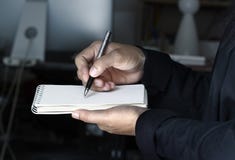 Geschäftsfrau nimmt Kenntnisse im Büro lizenzfreie stockfotos Geschäftsfrau nimmt Kenntnisse im Büro lizenzfreie stockfotos