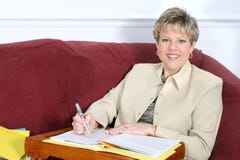 Geschäftsfrau oder Lehrer, die zu Hause an Couch arbeiten Geschäftsfrau oder Lehrer, die zu Hause an Couch arbeiten