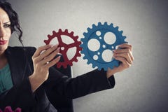 Geschäftsfrau versucht, Gangstücke anzuschließen Konzept der Teamwork, der Partnerschaft und der Integration lizenzfreie stockfotos Geschäftsfrau versucht, Gangstücke anzuschließen Konzept der Teamwork, der Partnerschaft und der Integration lizenzfreie stockfotos