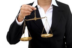 Geschäftsfrau, welche die Gerechtigkeitsskala hält lizenzfreie stockbilder Geschäftsfrau, welche die Gerechtigkeitsskala hält lizenzfreie stockbilder