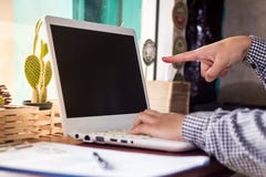 Geschäftsfrauen, die den Laptop arbeitet in der Kaffeestube verwenden stockfoto Geschäftsfrauen, die den Laptop arbeitet in der Kaffeestube verwenden stockfoto