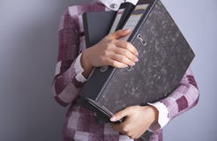 Geschäftsfrauordner in der Hand stockfotografie Geschäftsfrauordner in der Hand stockfotografie