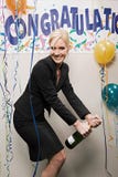 Geschäftsfrauöffnungsflasche Champagner lizenzfreie stockfotos Geschäftsfrauöffnungsflasche Champagner lizenzfreie stockfotos