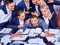 Geschäftsleute Büro Teamleute sind mit ihrem Führer unglücklich Lizenzfreie Stockfotos Geschäftsleute Büro Teamleute sind mit ihrem Führer unglücklich Lizenzfreie Stockfotos