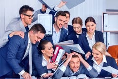 Geschäftsleute Büro Teamleute sind mit ihrem Führer unglücklich Lizenzfreies Stockbild Geschäftsleute Büro Teamleute sind mit ihrem Führer unglücklich Lizenzfreies Stockbild