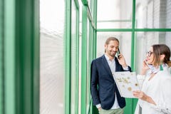 Geschäftsleute in der grünen Halle lizenzfreies stockbild Geschäftsleute in der grünen Halle lizenzfreies stockbild