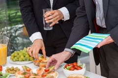 Geschäftsleute, die das Mittagessen essen lizenzfreies stockbild Geschäftsleute, die das Mittagessen essen lizenzfreies stockbild
