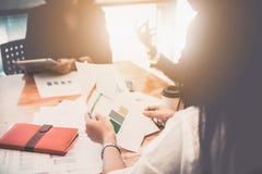 Geschäftsleute, die Design-Ideen-Konzept treffen Gruppe des Investors lizenzfreies stockfoto Geschäftsleute, die Design-Ideen-Konzept treffen Gruppe des Investors lizenzfreies stockfoto