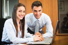 Geschäftsleute, die einen Laptop verwenden lizenzfreie stockbilder Geschäftsleute, die einen Laptop verwenden lizenzfreie stockbilder