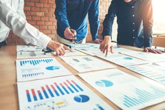 Geschäftsleute, die Planungs-Strategie-Analyse-Konzept treffen Geschäftsleute, die Planungs-Strategie-Analyse-Konzept treffen