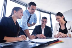 Geschäftsleute gruppieren in einer Sitzung im Büro Geschäftsleute gruppieren in einer Sitzung im Büro