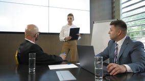 Geschäftsleute tun sich die Diskussion in den Sitzungsdokumenten und -ideen in einem modernen Büro in der Zeitlupe zusammen stock footage Geschäftsleute tun sich die Diskussion in den Sitzungsdokumenten und -ideen in einem modernen Büro in der Zeitlupe zusammen stock footage