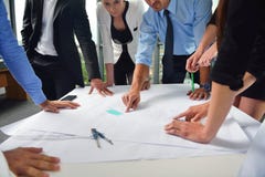 Geschäftsleute und Ingenieure auf Sitzung lizenzfreies stockbild Geschäftsleute und Ingenieure auf Sitzung lizenzfreies stockbild