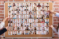 Geschäftsleute, welche die Kandidaten für Job einstellen lizenzfreie stockbilder Geschäftsleute, welche die Kandidaten für Job einstellen lizenzfreie stockbilder