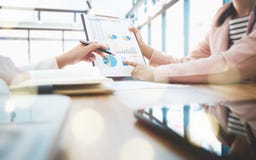 Geschäftsleute, welche die Partnerschaft bespricht Verkaufsergebnis treffen stockbilder Geschäftsleute, welche die Partnerschaft bespricht Verkaufsergebnis treffen stockbilder