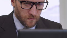 Geschäftsmann arbeitet an Laptop Geschäftsmann arbeitet an Laptop