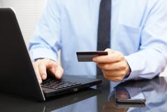 Geschäftsmann benutzt Kreditkarte für auf Linie Zahlung auf Laptop stockfoto Geschäftsmann benutzt Kreditkarte für auf Linie Zahlung auf Laptop stockfoto