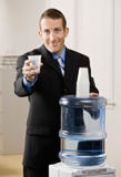Geschäftsmann bietet Kameraglas Wasser an lizenzfreies stockbild Geschäftsmann bietet Kameraglas Wasser an lizenzfreies stockbild