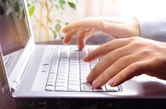 Geschäftsmann, der auf Laptoptastatur schreibt Geschäftsmann, der auf Laptoptastatur schreibt