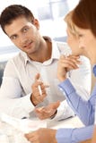 Geschäftsmann, der bei der Sitzung spricht lizenzfreies stockbild Geschäftsmann, der bei der Sitzung spricht lizenzfreies stockbild