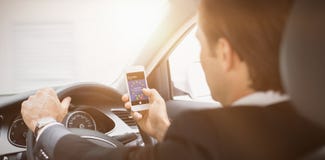 Geschäftsmann, der eine Textmeldung sendet lizenzfreie stockfotos Geschäftsmann, der eine Textmeldung sendet lizenzfreie stockfotos