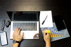Geschäftsmann, der an einem Laptop arbeitet stockbilder Geschäftsmann, der an einem Laptop arbeitet stockbilder