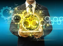 Geschäftsmann, der Tablettenwelttechnologiesocial media und -zahn hält lizenzfreies stockfoto Geschäftsmann, der Tablettenwelttechnologiesocial media und -zahn hält lizenzfreies stockfoto