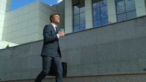 Geschäftsmann, der am Telefon, Karriereerfolg froh feiernd, Durchbruch spricht stock footage Geschäftsmann, der am Telefon, Karriereerfolg froh feiernd, Durchbruch spricht stock footage