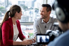 Geschäftsmann im Büro sprechend und während des Unternehmensinterviews lächelnd stockbild Geschäftsmann im Büro sprechend und während des Unternehmensinterviews lächelnd stockbild