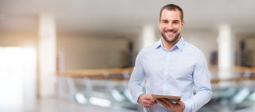 Geschäftsmann im Geschäftszentrum mit Tablette stockbild Geschäftsmann im Geschäftszentrum mit Tablette stockbild