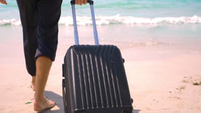 Geschäftsmann mit einem Koffer geht auf einen weißen sandigen Strand Konzept des Freiberuflich tätig seins, Ferien stockbilder Geschäftsmann mit einem Koffer geht auf einen weißen sandigen Strand Konzept des Freiberuflich tätig seins, Ferien stockbilder