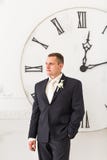 Geschäftsmann mit einer großen Uhr Zeit für Arbeitskonzept stockfotos Geschäftsmann mit einer großen Uhr Zeit für Arbeitskonzept stockfotos