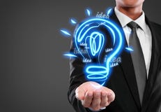 Geschäftsmann mit Glühlampe der Idee Stockbilder Geschäftsmann mit Glühlampe der Idee Stockbilder