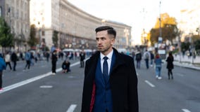 Geschäftsmann oder städtische Mode CEOs r Geschäft und Erfolg Mann in der formalen Ausstattung draußen lizenzfreie stockbilder Geschäftsmann oder städtische Mode CEOs r Geschäft und Erfolg Mann in der formalen Ausstattung draußen lizenzfreie stockbilder