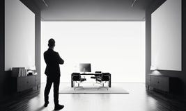 Geschäftsmann steht im modernen Büro mit leerem Segeltuch zwei Rebecca 6 lizenzfreie stockfotos Geschäftsmann steht im modernen Büro mit leerem Segeltuch zwei Rebecca 6 lizenzfreie stockfotos