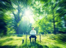 Geschäftsmann Working Computer Forest Green Concept lizenzfreies stockfoto Geschäftsmann Working Computer Forest Green Concept lizenzfreies stockfoto