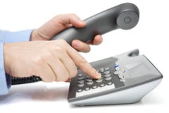 Geschäftsmann wählt Telefonnummer mit Hörer in der Hand Lizenzfreies Stockbild Geschäftsmann wählt Telefonnummer mit Hörer in der Hand Lizenzfreies Stockbild