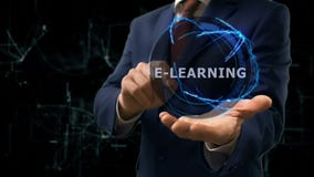 Geschäftsmann zeigt Konzepthologramm E-Learning auf seiner Hand Geschäftsmann zeigt Konzepthologramm E-Learning auf seiner Hand