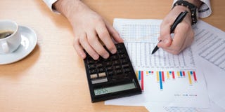 Geschäftsmann zählt auf einem Nahaufnahmetaschenrechner, Café, Laptop, Geschäft, die Finanzierung und hat ein Bankkonto lizenzfreie stockfotos Geschäftsmann zählt auf einem Nahaufnahmetaschenrechner, Café, Laptop, Geschäft, die Finanzierung und hat ein Bankkonto lizenzfreie stockfotos