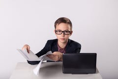 Geschäftsmannkind, das freie Räume in seinen Händen hält stockfotografie Geschäftsmannkind, das freie Räume in seinen Händen hält stockfotografie