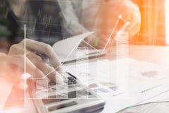 Geschäftsmannkontrolle analysiert ernsthaft die Kollegen eines Finanzberichts-Investors, die Finanzdiagrammdaten des neuen Planes lizenzfreies stockbild Geschäftsmannkontrolle analysiert ernsthaft die Kollegen eines Finanzberichts-Investors, die Finanzdiagrammdaten des neuen Planes lizenzfreies stockbild