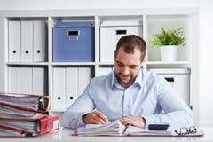 Geschäftsmannschreiben in seinem Block stockbild Geschäftsmannschreiben in seinem Block stockbild