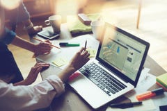 Geschäftsprojektsitzung Marketing-Team, das neuen Arbeitsplan bespricht Laptop und Schreibarbeit im offenen Büro Geschäftsprojektsitzung Marketing-Team, das neuen Arbeitsplan bespricht Laptop und Schreibarbeit im offenen Büro