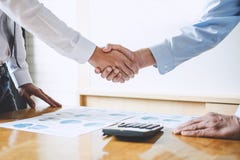 Geschäftsteam, das oben eine Sitzung, Geschäft zwei grüßt und beendet lizenzfreies stockbild Geschäftsteam, das oben eine Sitzung, Geschäft zwei grüßt und beendet lizenzfreies stockbild