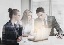 Geschäftsteam mit dem Laptop, der Diskussion hat lizenzfreies stockfoto Geschäftsteam mit dem Laptop, der Diskussion hat lizenzfreies stockfoto