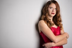 Gesicht der jungen schönen Brunettefrau auf dunklem Hintergrund im Rot Lizenzfreie Stockbilder Gesicht der jungen schönen Brunettefrau auf dunklem Hintergrund im Rot Lizenzfreie Stockbilder