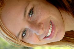 Gesicht des glücklichen jugendlich Mädchens lizenzfreie stockbilder Gesicht des glücklichen jugendlich Mädchens lizenzfreie stockbilder