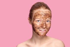 Gesichts-Haut scheuern sich Porträt sexy lächelnder weiblicher vorbildlicher Applying Natural Coffee-Maske, Gesicht scheuern sich stockfotografie Gesichts-Haut scheuern sich Porträt sexy lächelnder weiblicher vorbildlicher Applying Natural Coffee-Maske, Gesicht scheuern sich stockfotografie