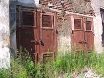 Gesloten de deur Oude verlaten sombere bouw onnodige bouw royalty-vrije stock foto's Gesloten de deur Oude verlaten sombere bouw onnodige bouw royalty-vrije stock foto's
