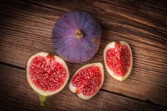 Gesneden fig. op een houten lijst Hoogste mening royalty-vrije stock foto's Gesneden fig. op een houten lijst Hoogste mening royalty-vrije stock foto's